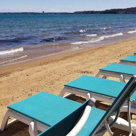 Brio Beach Inn Traverse City Exterior foto